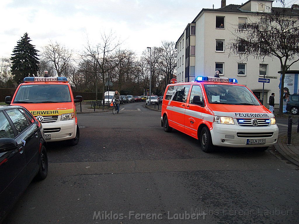 Einsatz Feuerwehr SEK Polizei Koeln Nippes Merheimerstr P120.JPG